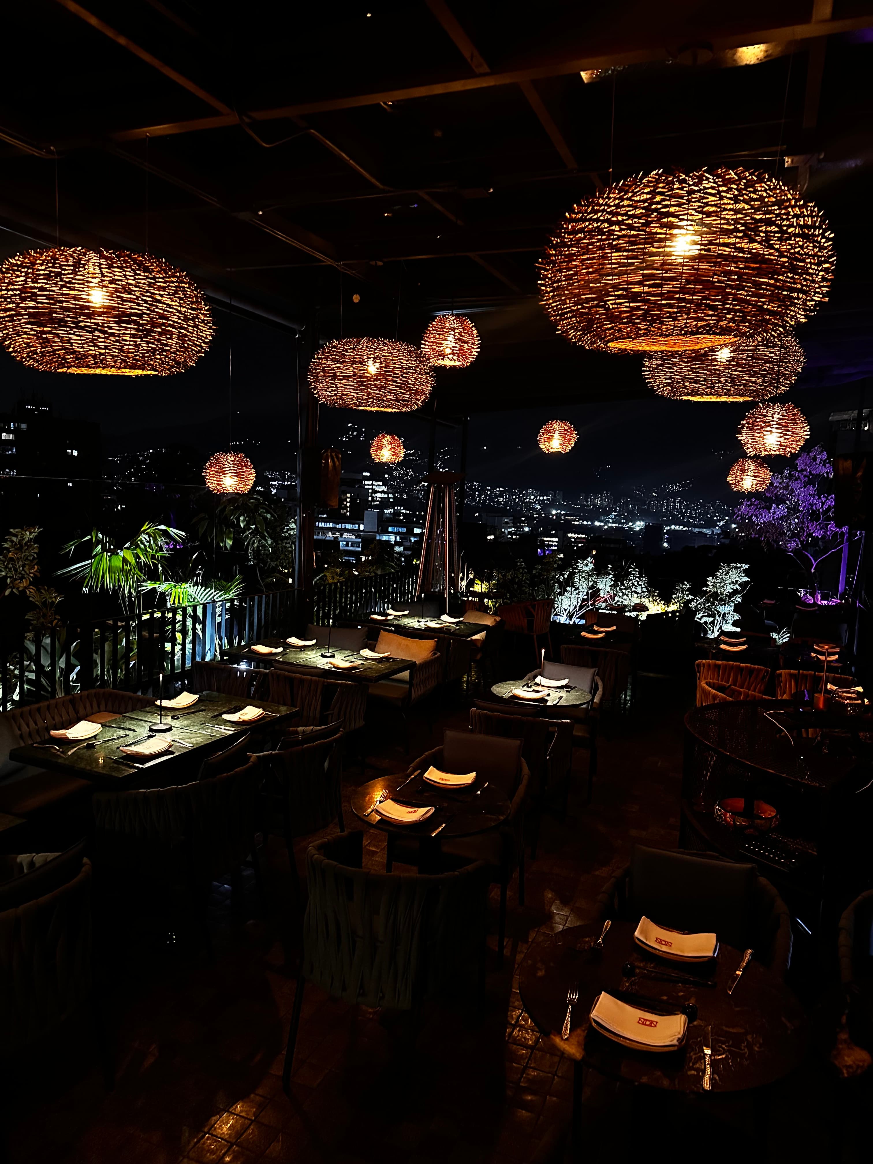 NDN Rooftop — vista nocturna en Provenza, Medellín
